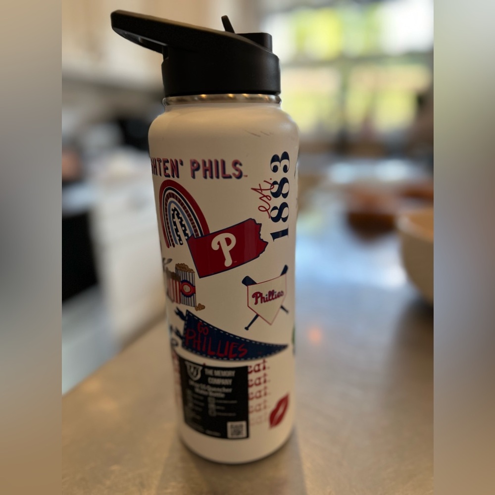Phillies 43 oz water bottle